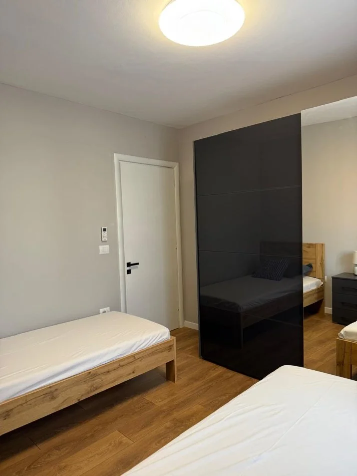 Tirane, jepet me qera apartament 2+1 Kati 3, 85 m² 800 € (Jordan Misja)