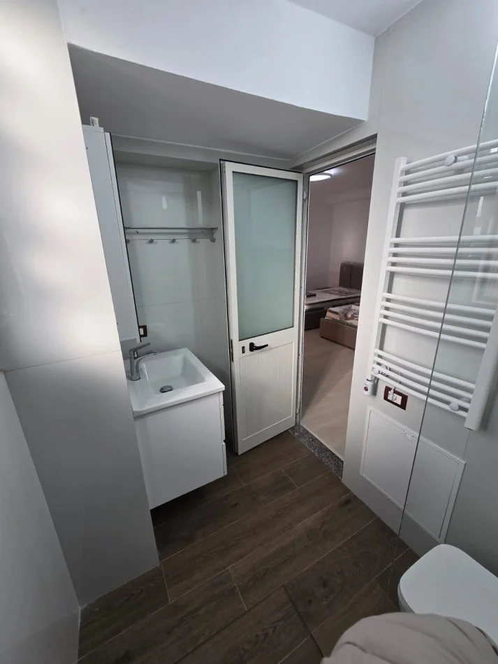 Tirane, jepet me qera garsonier 1+1+Ballkon Kati 2, 38 m² 500 € (Qender)