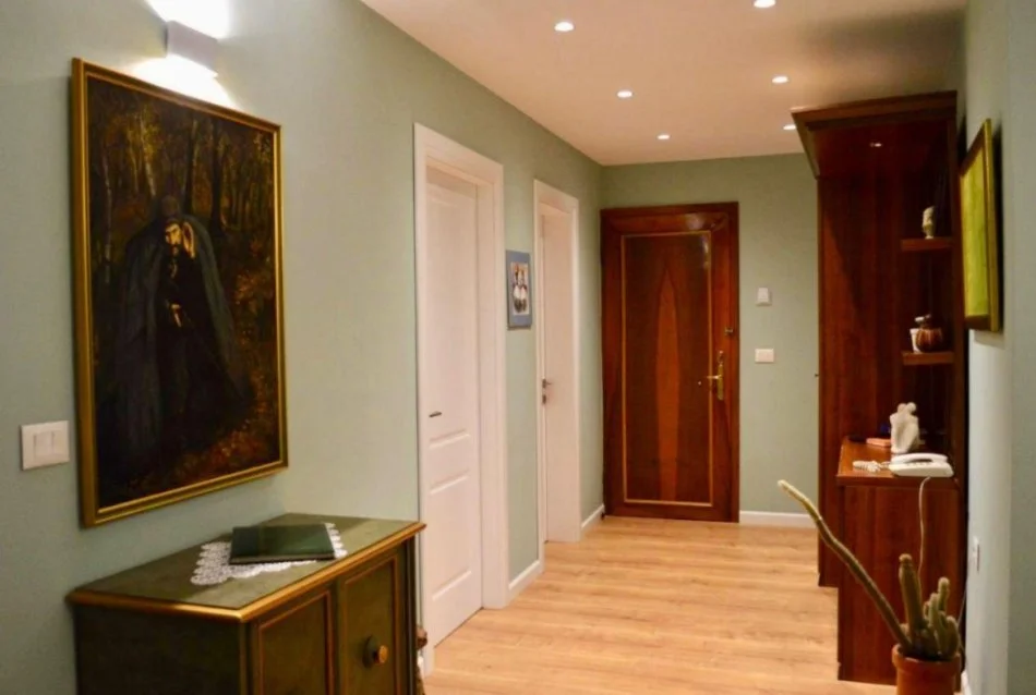 Tirane, jepet me qera apartament 2+1 Kati 4, 100 m² 700 € (Rruga Muhamet Gjollesha)