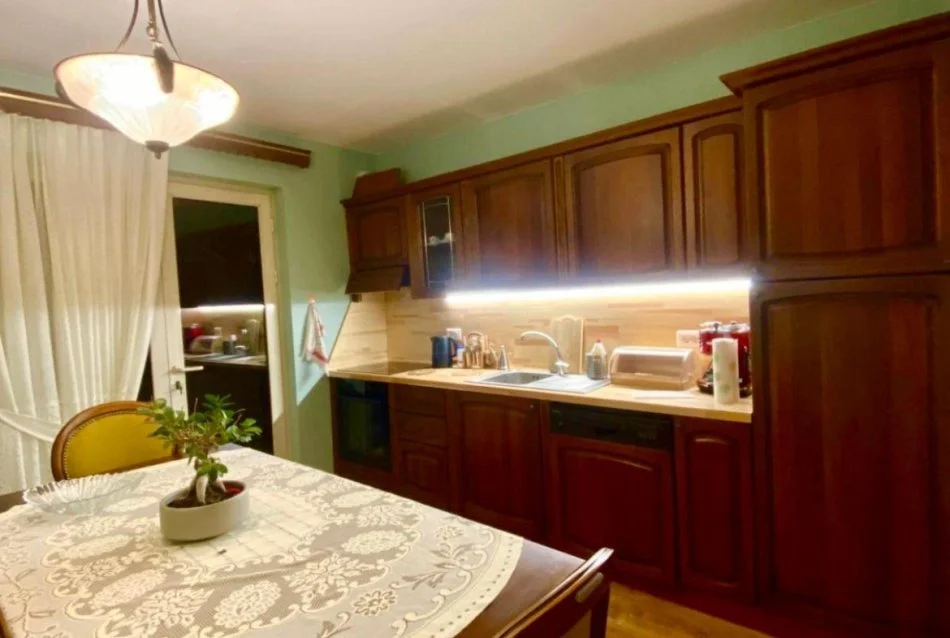 Tirane, jepet me qera apartament 2+1 Kati 4, 100 m² 700 € (Rruga Muhamet Gjollesha)