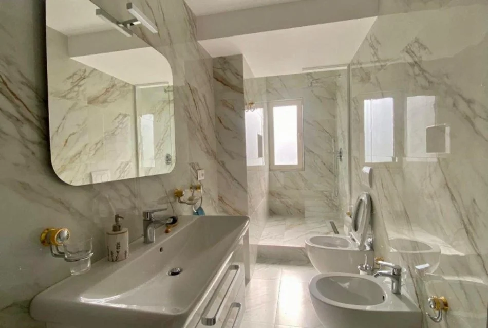 Tirane, jepet me qera apartament 2+1 Kati 4, 100 m² 700 € (Rruga Muhamet Gjollesha)