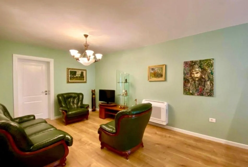 Tirane, jepet me qera apartament 2+1 Kati 4, 100 m² 700 € (Rruga Muhamet Gjollesha)