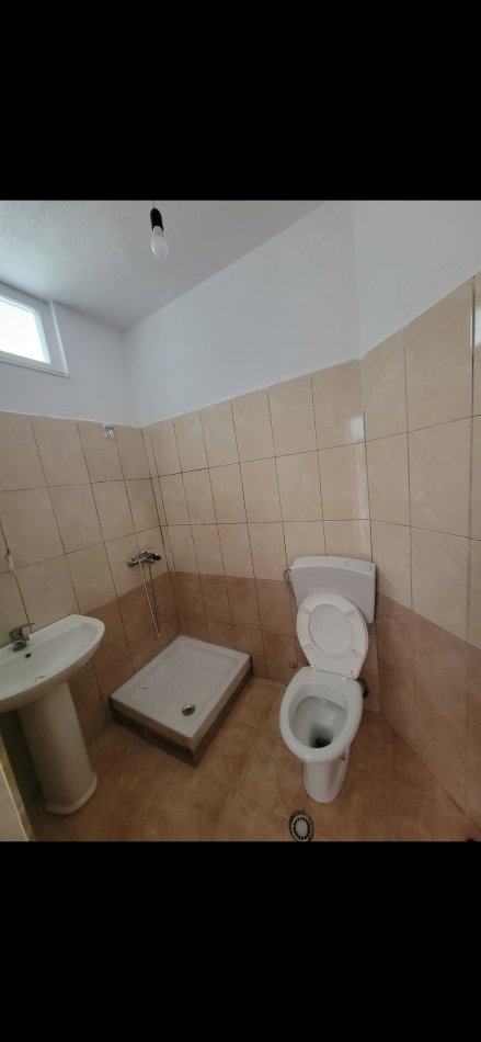 Tirane, jepet me qera apartament 1+1+Ballkon Kati 6, 65 m² 300 € (Rruga Muhamed Deliu)