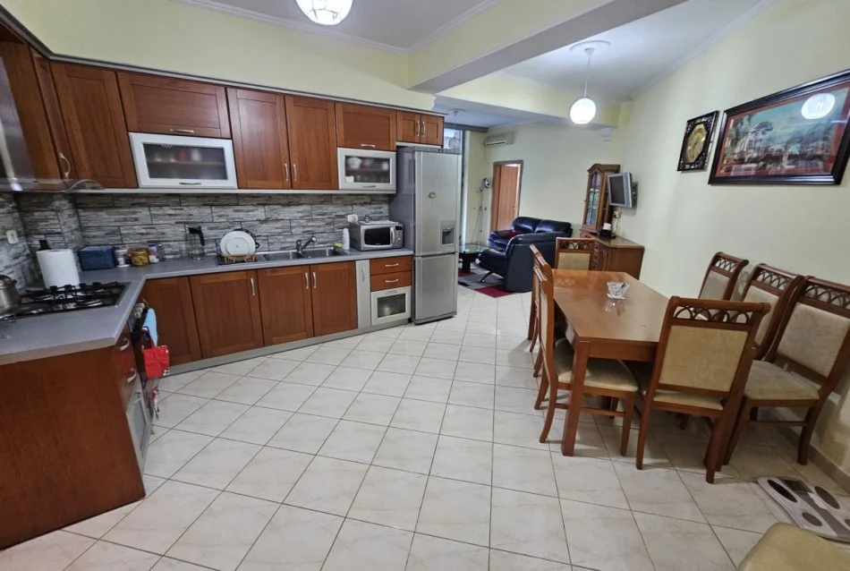 Tirane, jepet me qera apartament 2+1 Kati 4, 135 m² 600 € (Rruga e Kavajes)