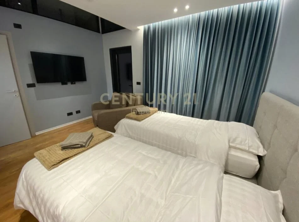 Tirane, shitet Vile 4+1 Kati 9, 200 m² 550.000 € (Rruga Fortuzi)