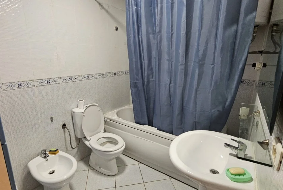 Tirane, jepet me qera apartament 2+1 Kati 4, 135 m² 600 € (Rruga e Kavajes)