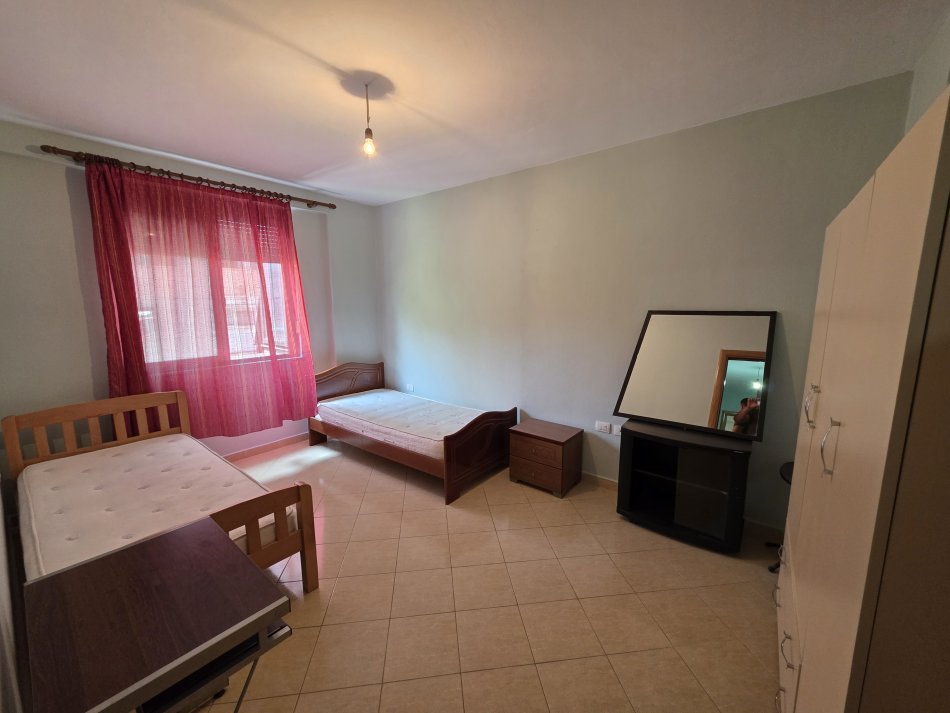Tirane, jepet me qera apartament 3+1+Ballkon , 120 m² (Rruga 5 Maji)