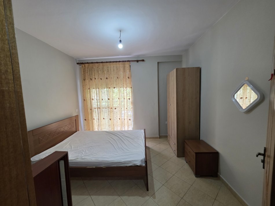 Tirane, jepet me qera apartament 3+1+Ballkon , 120 m² (Rruga 5 Maji)