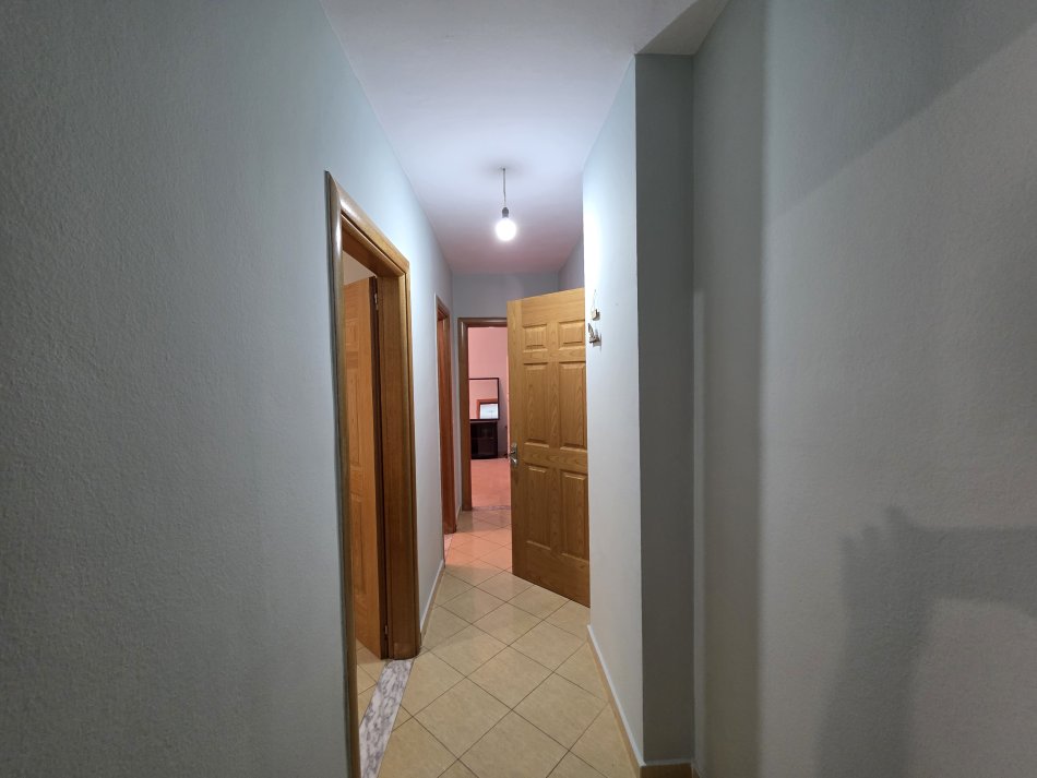 Tirane, jepet me qera apartament 3+1+Ballkon , 120 m² (Rruga 5 Maji)