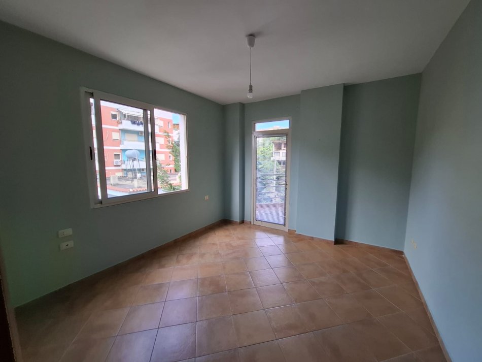 Tirane, jepet me qera apartament 2+1+Ballkon , 110 m² 300 € (Rruga Muhamed Deliu)
