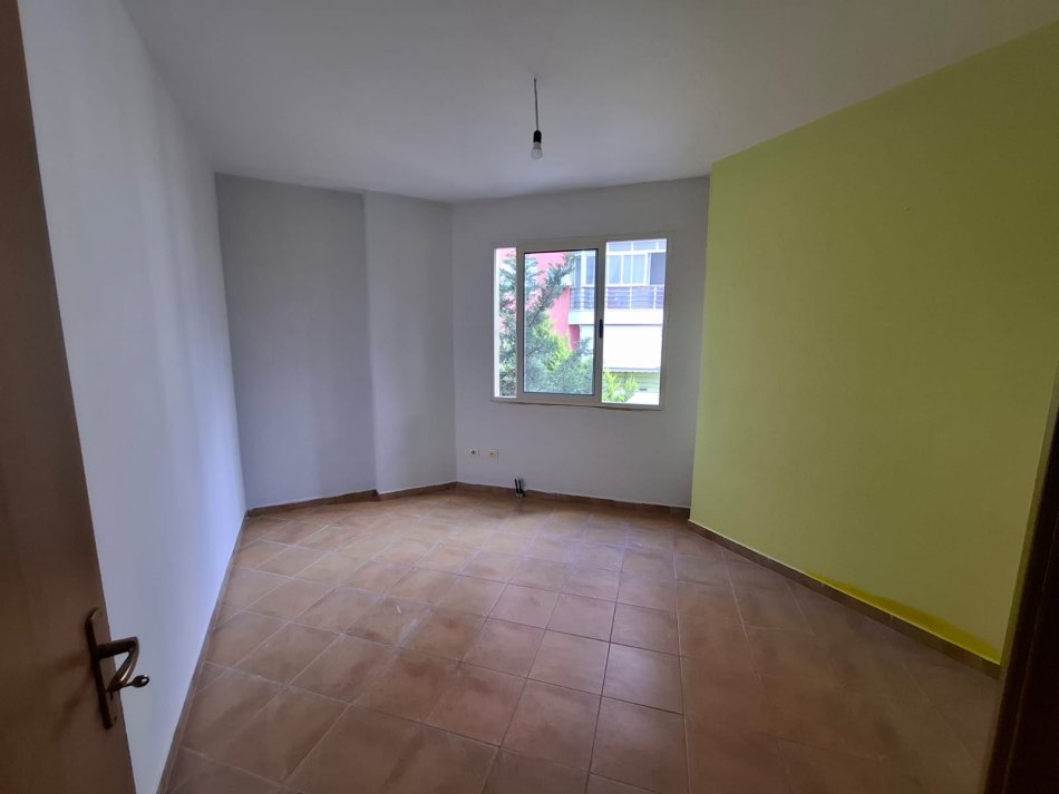 Tirane, jepet me qera apartament 2+1+Ballkon , 110 m² 300 € (Rruga Muhamed Deliu)