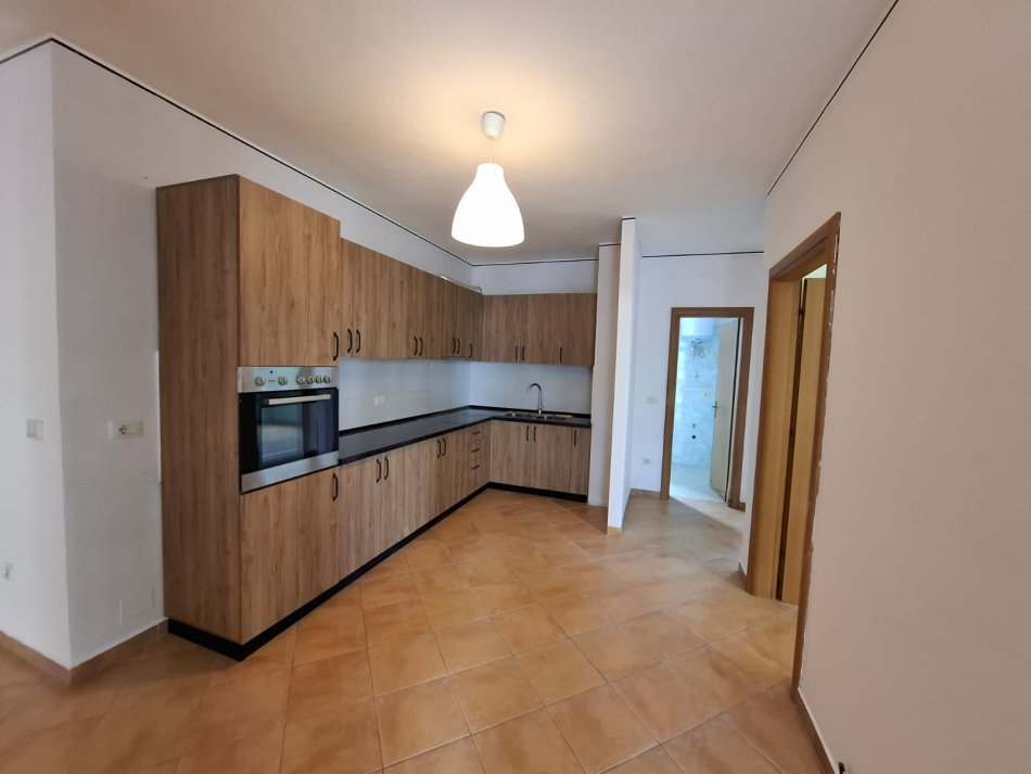 Tirane, jepet me qera apartament 2+1+Ballkon , 110 m² 300 € (Rruga Muhamed Deliu)