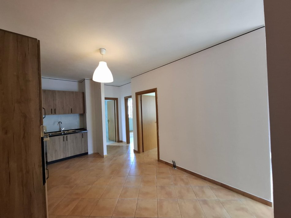 Tirane, jepet me qera apartament 2+1+Ballkon , 110 m² 300 € (Rruga Muhamed Deliu)