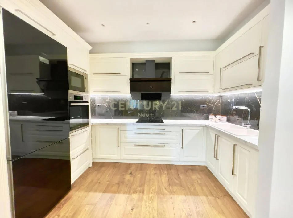 Tirane, jepet me qera apartament 2+1 Kati 6, 115 m² 800 € (Kopshti Botanik)