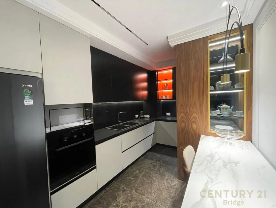 Tirane, jepet me qera apartament 2+1 , 165 m² 2.000 € (Kopshti Zoologjik)