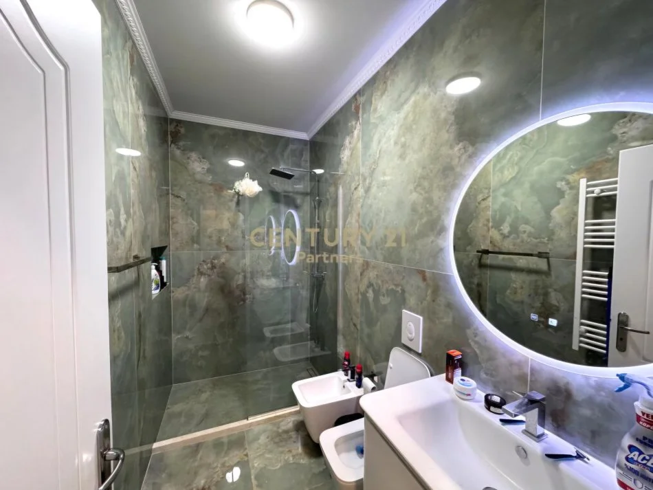 Tirane, jepet me qera apartament 2+1 Kati 7, 110 m² 750 € (Unaza e Re)