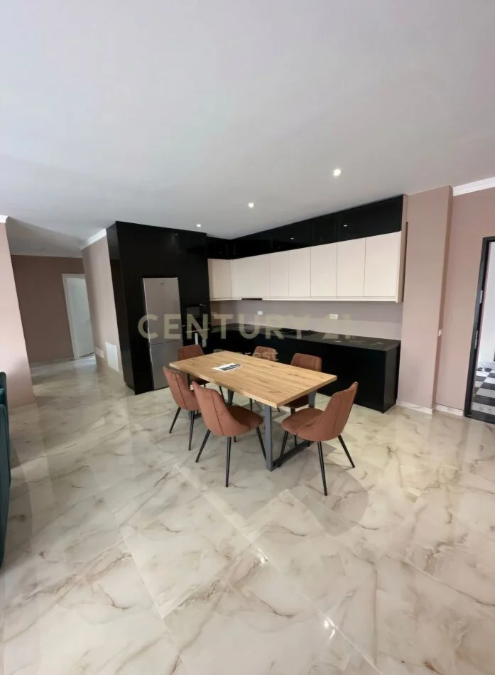 Tirane, jepet me qera apartament 3+1 Kati 4, 130 m² 1.200 € (Farkë)