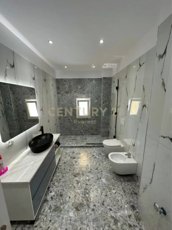 Tirane, jepet me qera apartament 3+1 Kati 4, 130 m² 1.200 € (Farkë)