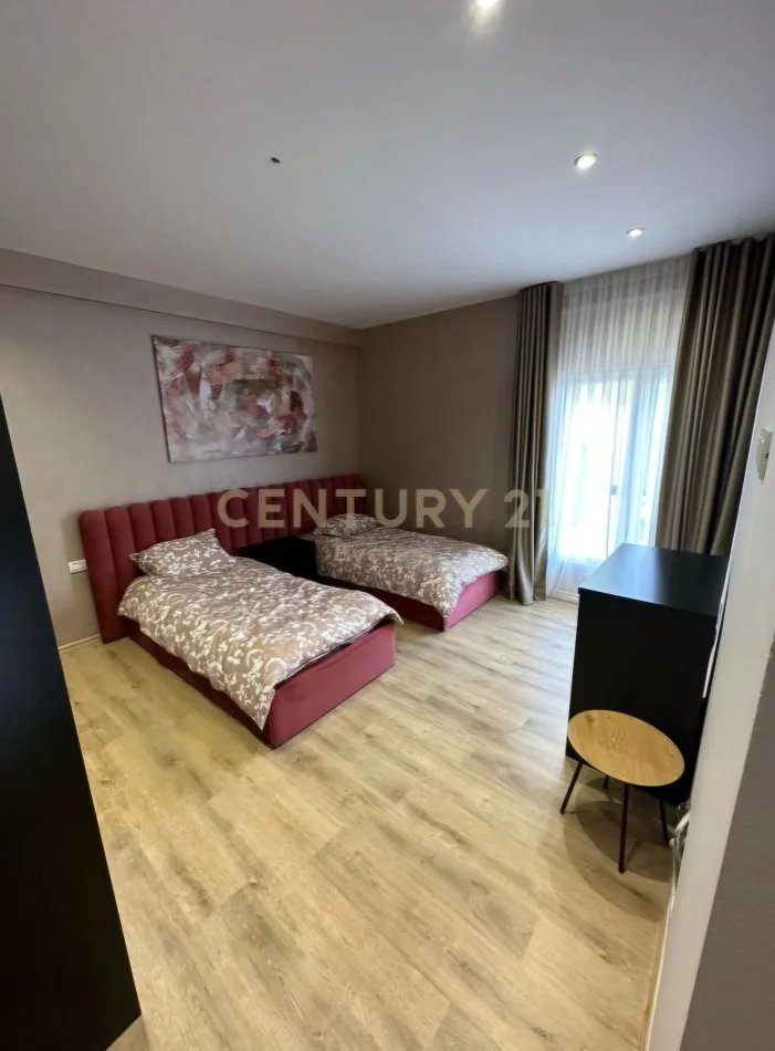 Tirane, jepet me qera apartament 3+1 Kati 4, 130 m² 1.200 € (Farkë)