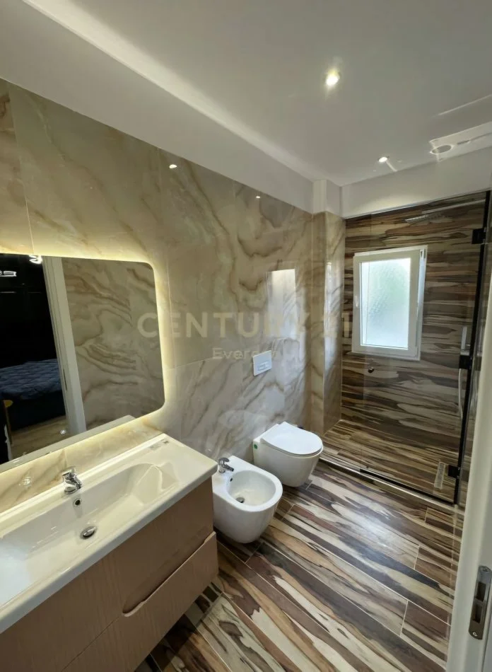 Tirane, jepet me qera apartament 3+1 Kati 4, 130 m² 1.200 € (Farkë)