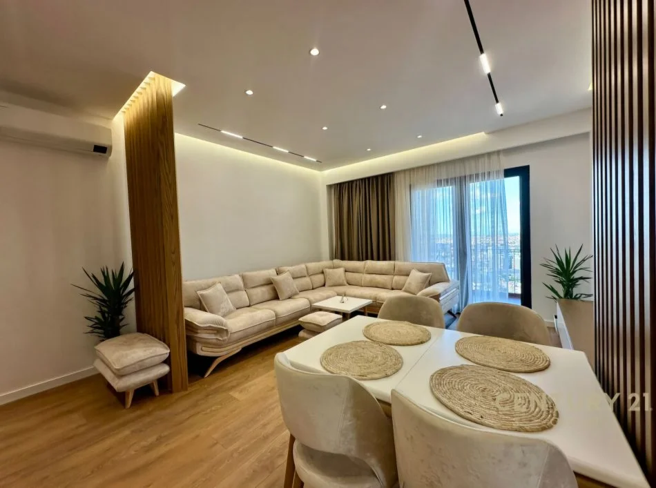 Tirane, jepet me qera apartament 2+1 Kati 21, 120 m² 1.500 € (Rruga e Kavajës)