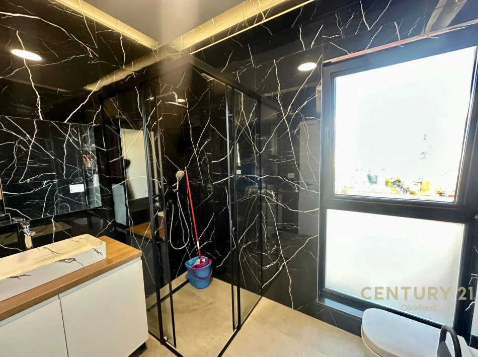 Tirane, jepet me qera apartament 2+1 Kati 21, 120 m² 1.500 € (Rruga e Kavajës)