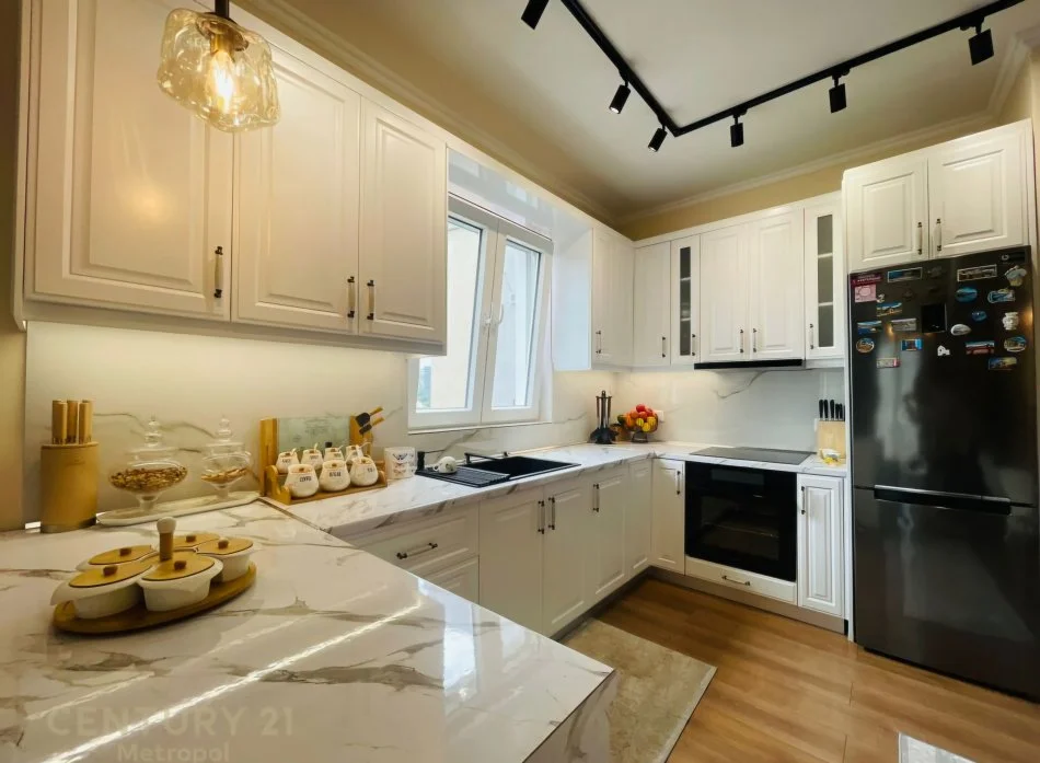 Tirane, jepet me qera apartament 2+1 Kati 6, 120 m² 1.200 € (Komuna e Parisit)