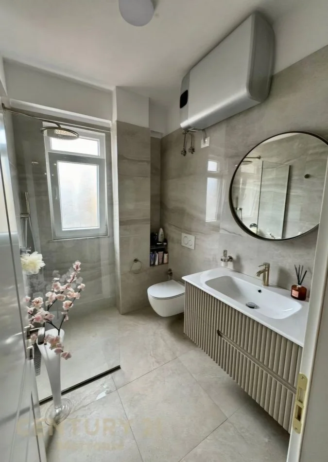 Tirane, jepet me qera apartament 2+1 Kati 6, 120 m² 1.200 € (Komuna e Parisit)