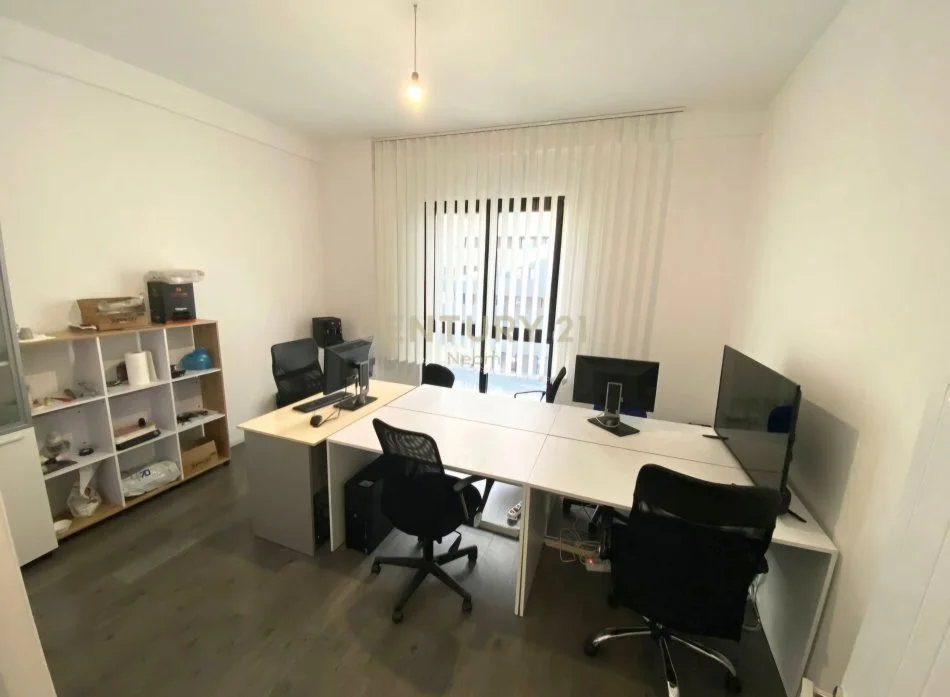 Tirane, jepet me qera zyre Kati 4, 133 m² 1.000 € (Rruga e Kavajës, Square 21)