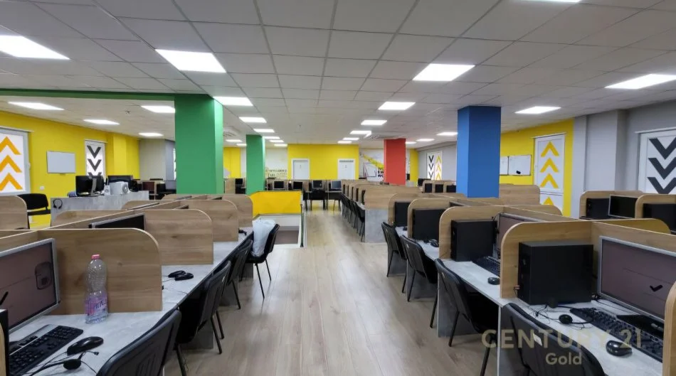 Tirane, jepet me qera zyre Kati 1, 560 m² 7.000 € (9-Katëshëve)