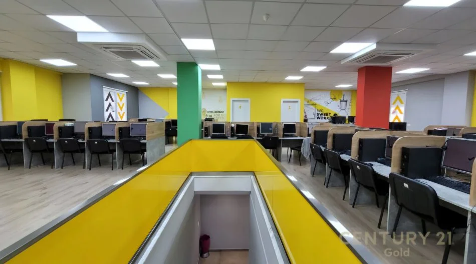 Tirane, jepet me qera zyre Kati 1, 560 m² 7.000 € (9-Katëshëve)