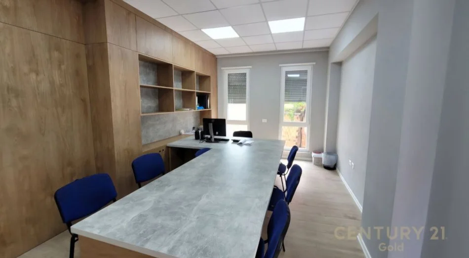 Tirane, jepet me qera zyre Kati 1, 560 m² 7.000 € (9-Katëshëve)