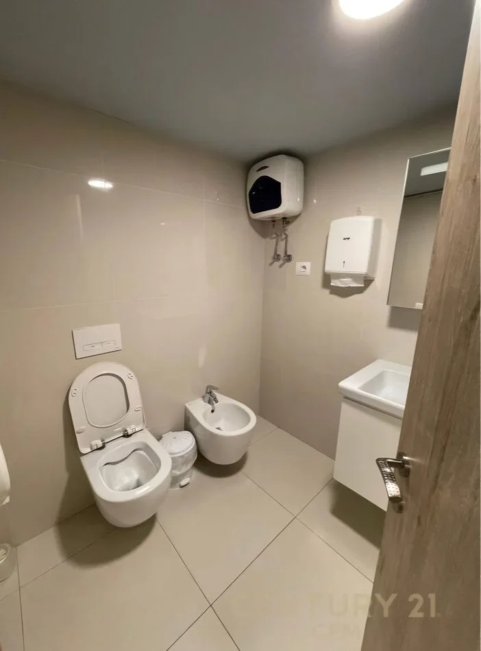 Tirane, jepet me qera zyre Kati 0, 600 m² 6.500 € (Rruga e Barrikadave)