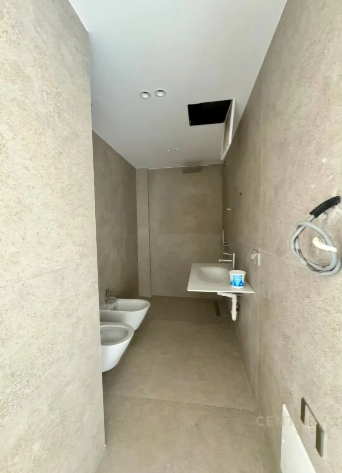 Tirane, jepet me qera zyre Kati 5, 102 m² 1.700 € (Rruga e Kavajës)