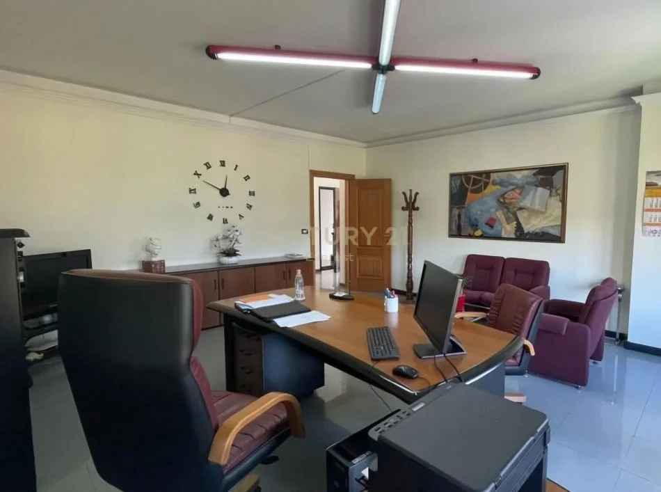 Tirane, jepet me qera zyre Kati 3, 98 m² 1.000 € (Rruga e Elbasanit)