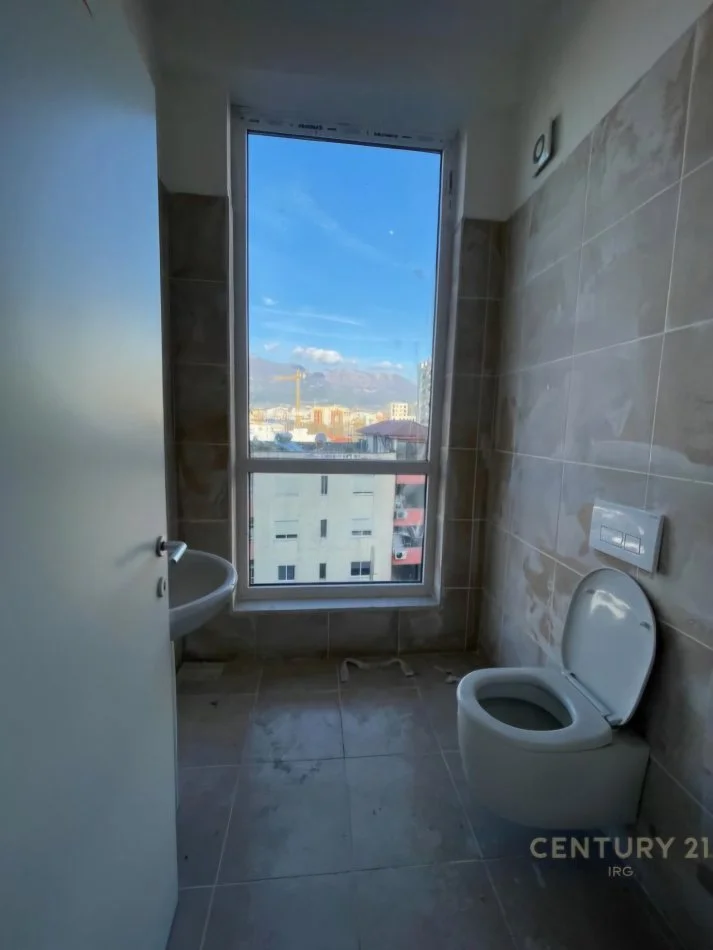 Tirane, jepet me qera ambjent biznesi Kati 6, 136 m² 1.000 € (Bulevardi i Ri)