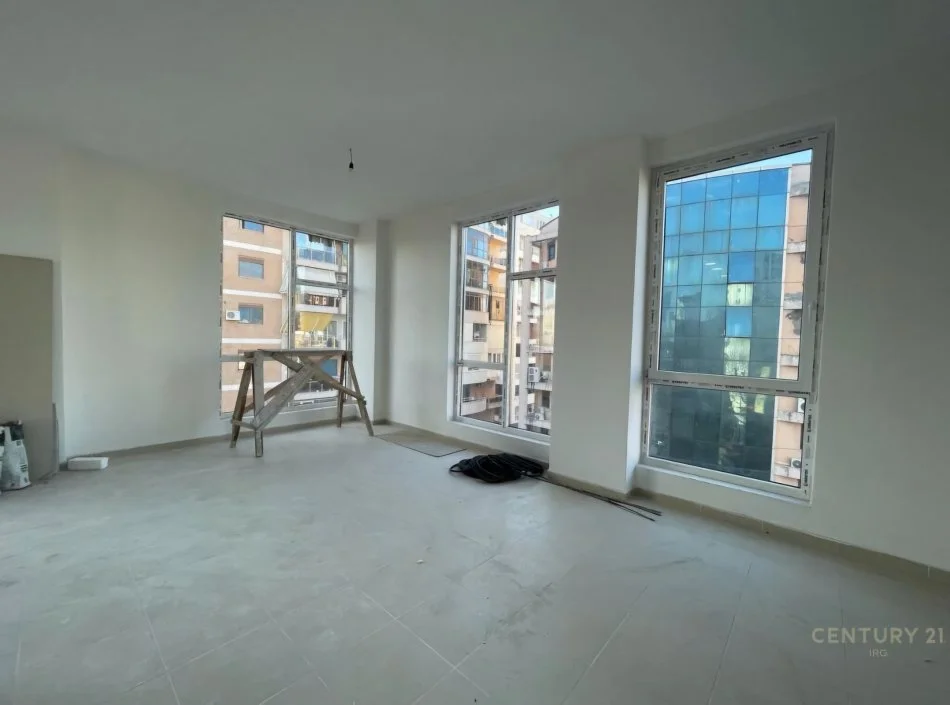 Tirane, jepet me qera ambjent biznesi Kati 6, 136 m² 1.000 € (Bulevardi i Ri)