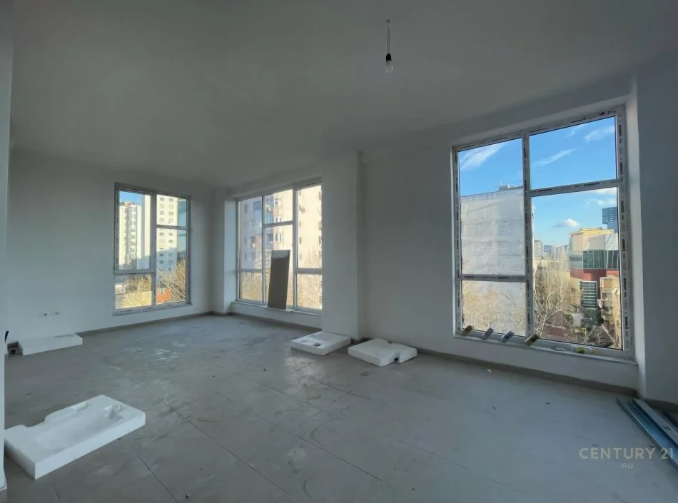 Tirane, jepet me qera ambjent biznesi Kati 6, 136 m² 1.000 € (Bulevardi i Ri)