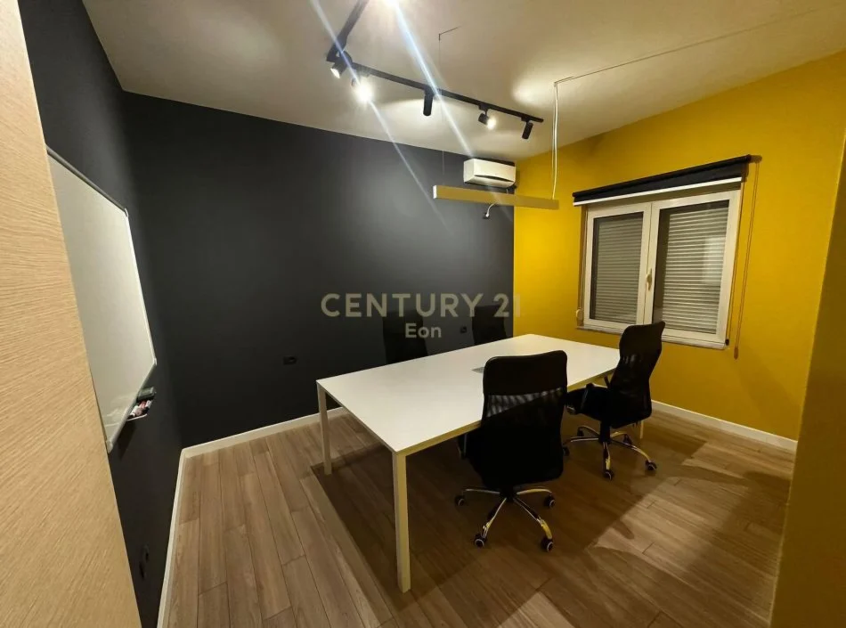 Tirane, jepet me qera zyre Kati 1, 80 m² 550 € (Rruga Bardhyl)