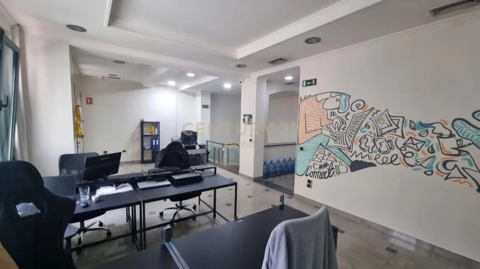 Tirane, jepet me qera zyre Kati 2, 350 m² 6.000 € (Ish Blloku)