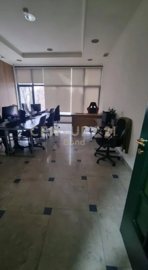 Tirane, jepet me qera zyre Kati 2, 350 m² 6.000 € (Ish Blloku)