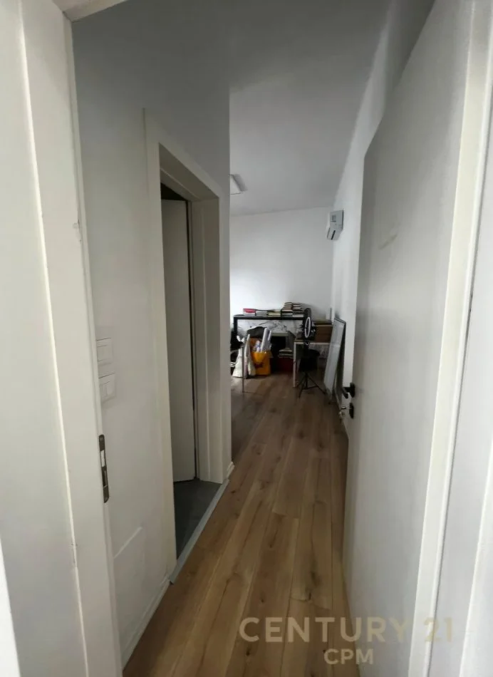 Tirane, jepet me qera zyre Kati 4, 110 m² 2.200 € (Ministria e Jashtme)