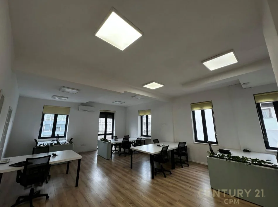 Tirane, jepet me qera zyre Kati 4, 110 m² 2.200 € (Ministria e Jashtme)