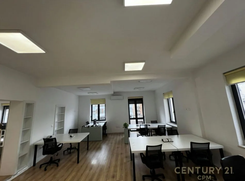 Tirane, jepet me qera zyre Kati 4, 110 m² 2.200 € (Ministria e Jashtme)