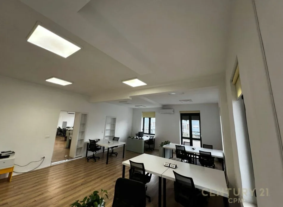 Tirane, jepet me qera zyre Kati 4, 110 m² 2.200 € (Ministria e Jashtme)
