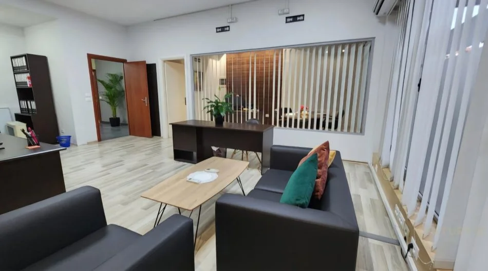 Tirane, jepet me qera zyre Kati 1, 122 m² 1.515 € (21 Dhjetori)