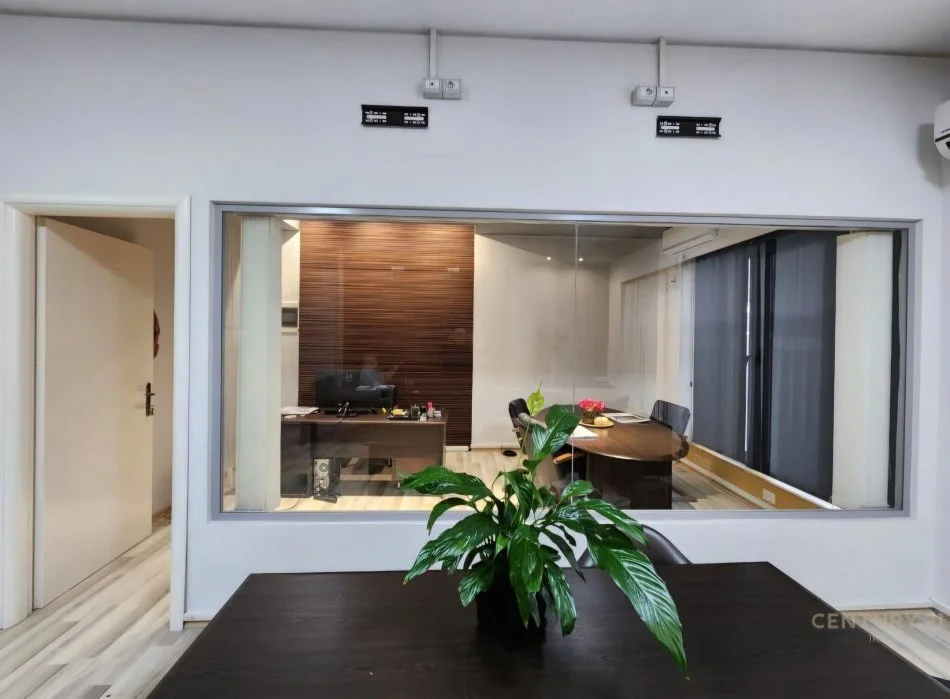 Tirane, jepet me qera zyre Kati 1, 122 m² 1.515 € (21 Dhjetori)