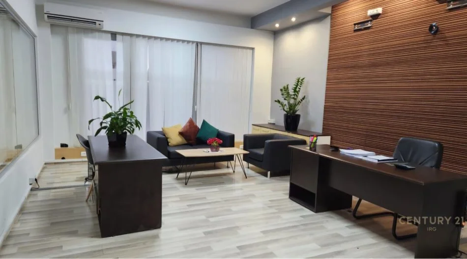 Tirane, jepet me qera zyre Kati 1, 122 m² 1.515 € (21 Dhjetori)
