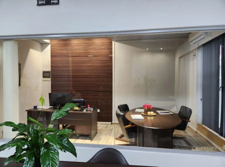 Tirane, jepet me qera zyre Kati 1, 122 m² 1.515 € (21 Dhjetori)