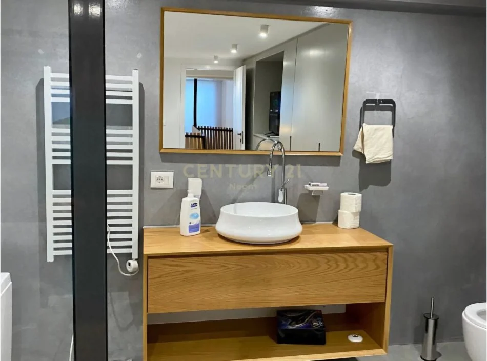 Tirane, jepet me qera apartament duplex 2+1 Kati 1, 100 m² 1.300 € (Myslym Shyri)